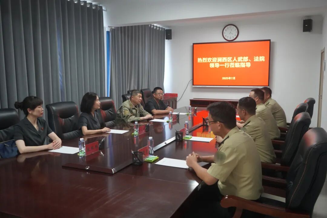 河南洛阳：法徽映军徽 鱼水情谊深