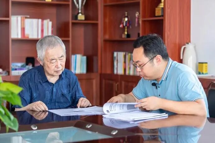 王冰和父亲王文襄探讨科研问题