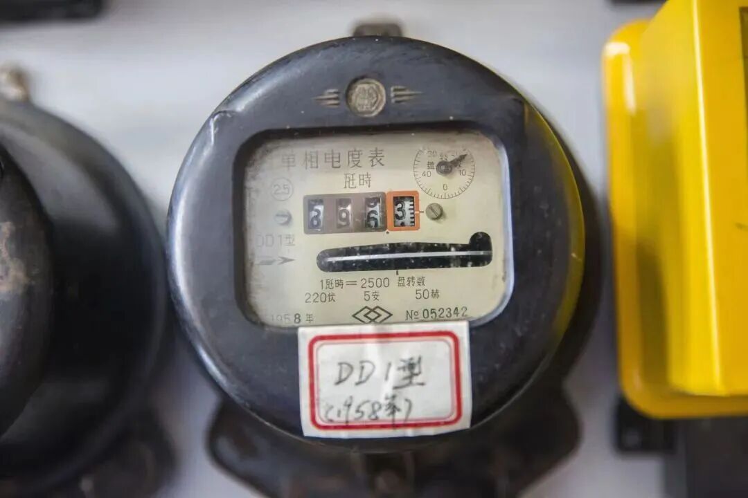 我国第一批定型的单相表DD1型电表.jpg