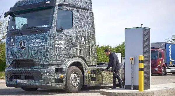 2024年3月21日， 曼恩（MAN）卡客车公司和ABB E-mobility庆祝了兆瓦级充电系统（MCS）的首次亮相.jpg