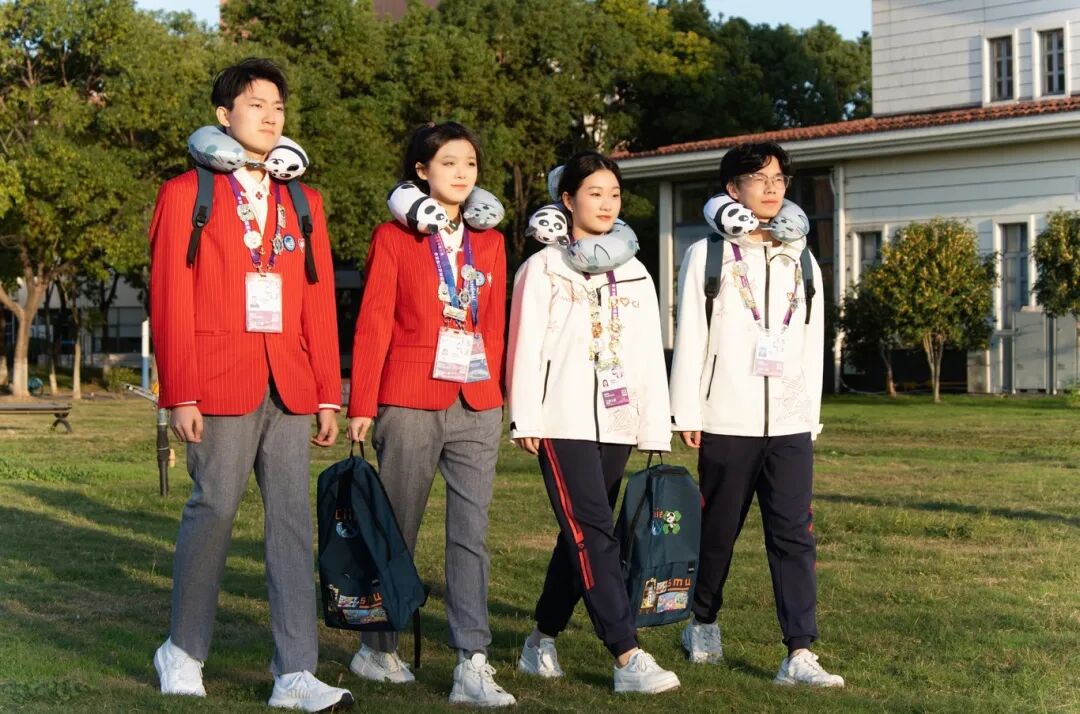 图3 进博主题双肩包及海狮进宝颈枕.JPG