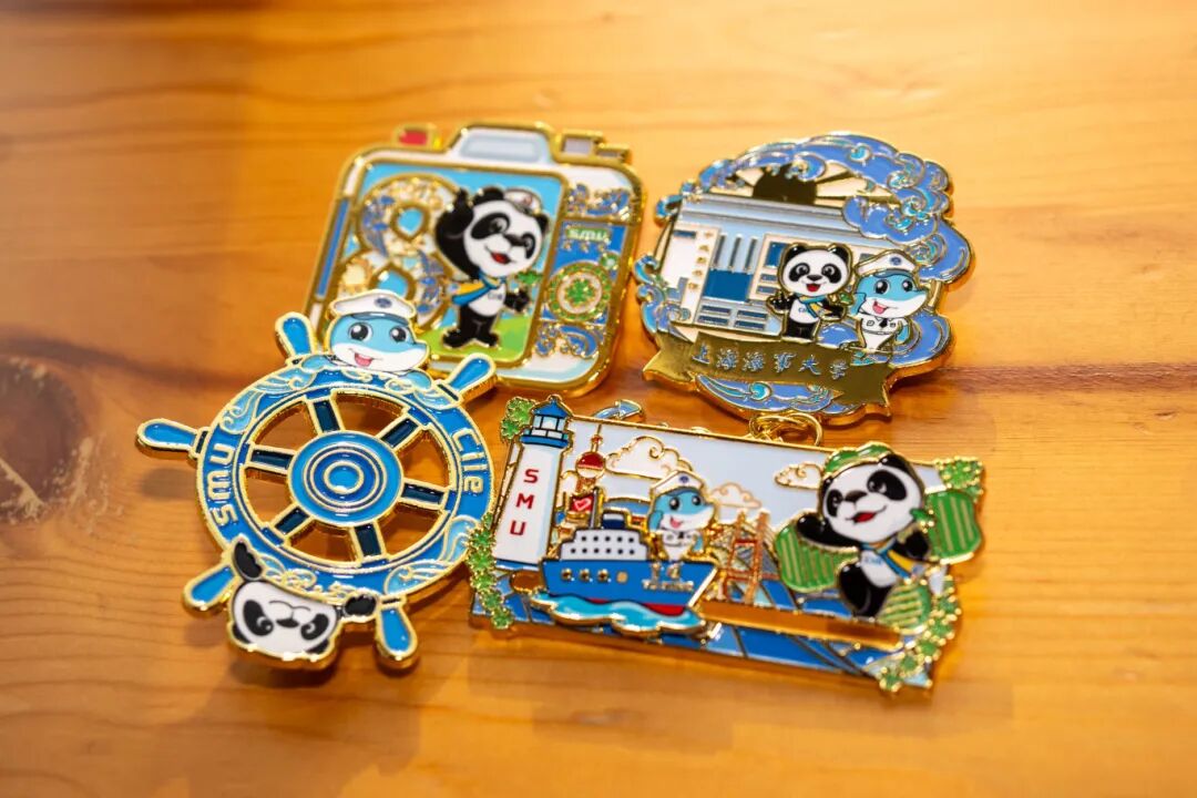 图2 进博会徽章.jpg