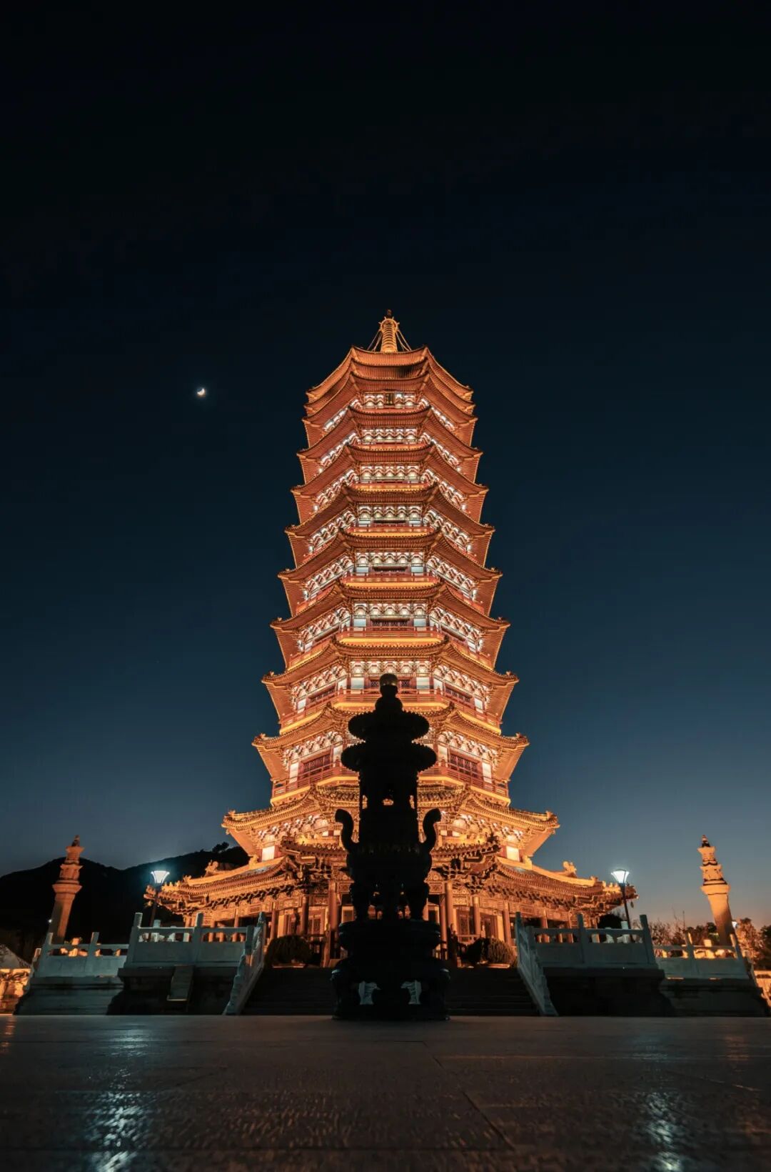 山林葱郁，石阶漫漫，佛顶山顶，可见一座万佛宝塔。云霄之下，宝塔四周