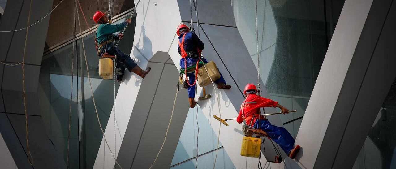 看了蓝领的工资单，格子间白领都哭了