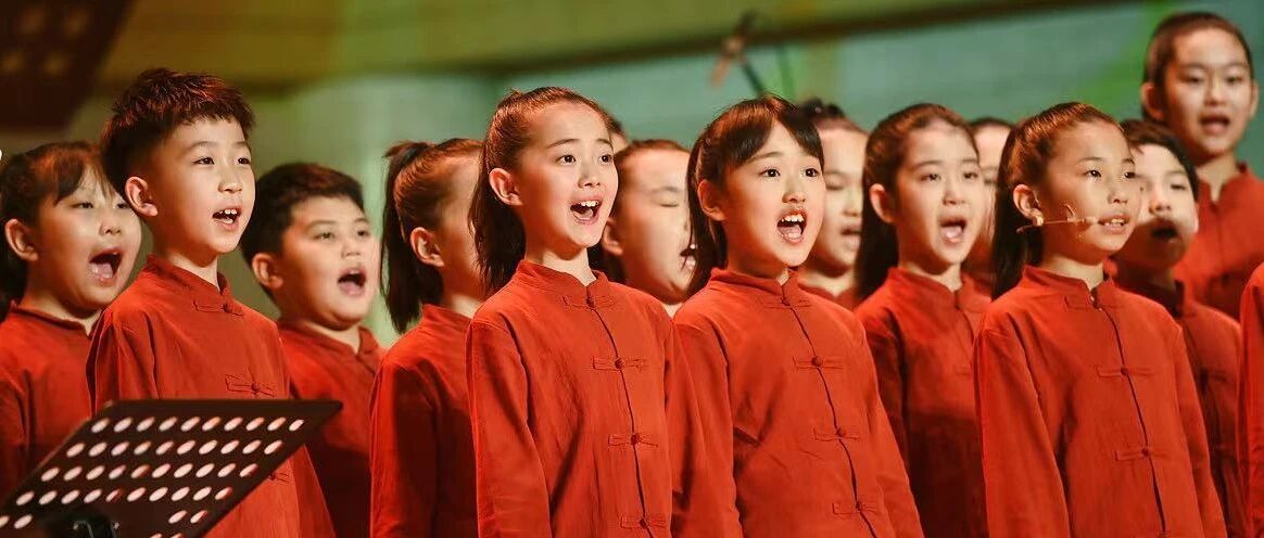 那个田间哼唱的乡村孩子，这次走到了舞台中央