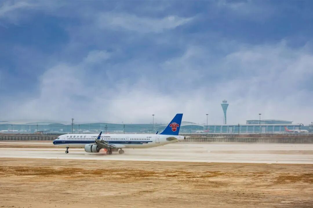 飞机平稳降落在白云机场第四跑道上。图源白云机场
