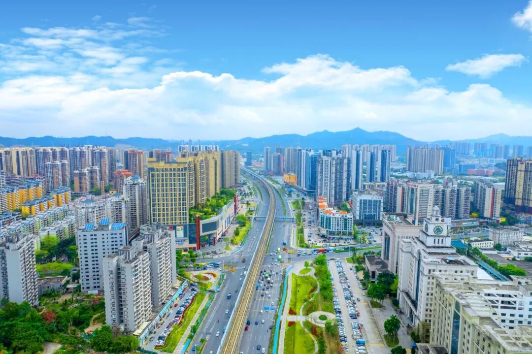 笔直宽阔的仲恺大道