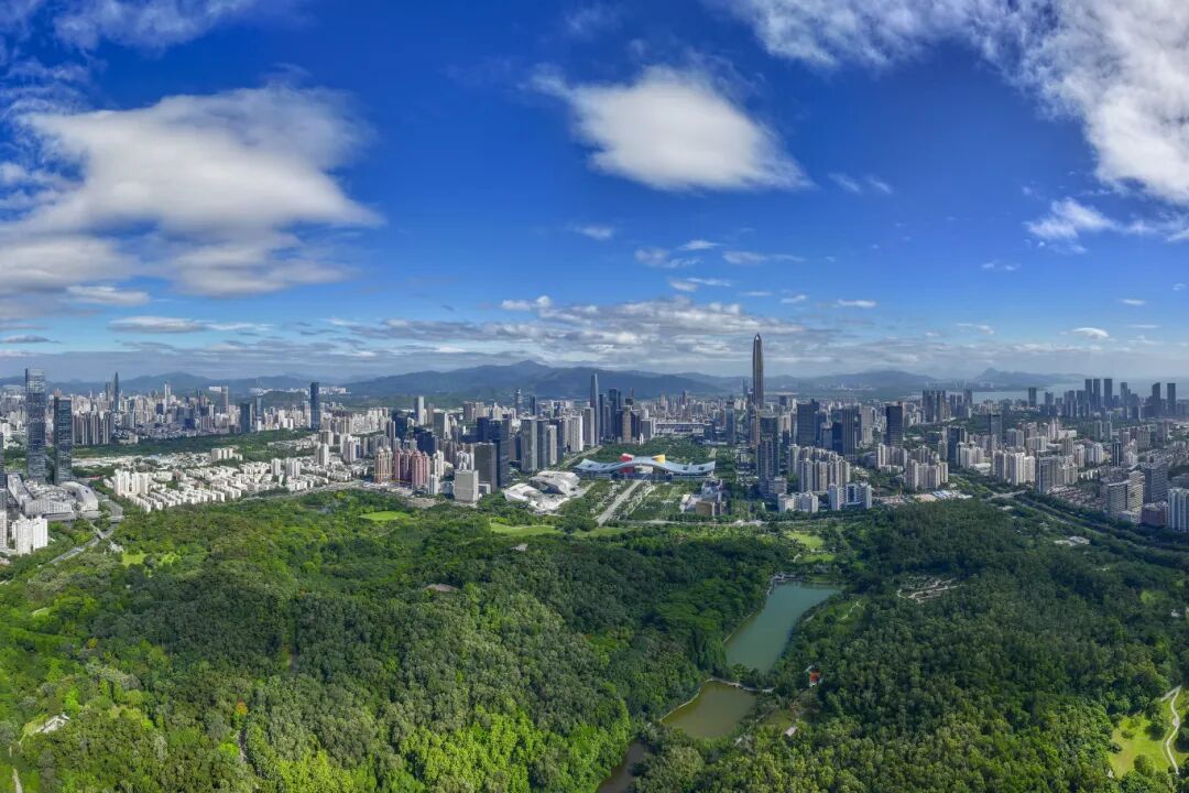瞰深圳莲花山和深圳市民中心，周围高楼林立，草木葱茏。