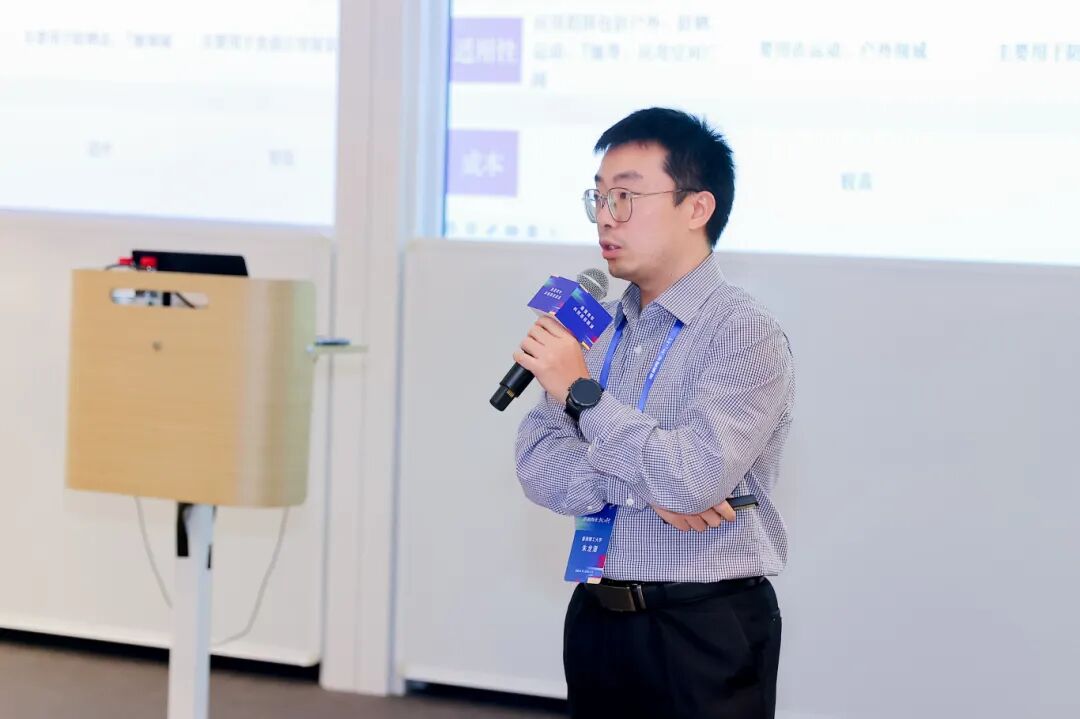 朱龙潜正在演讲（受访者供图）