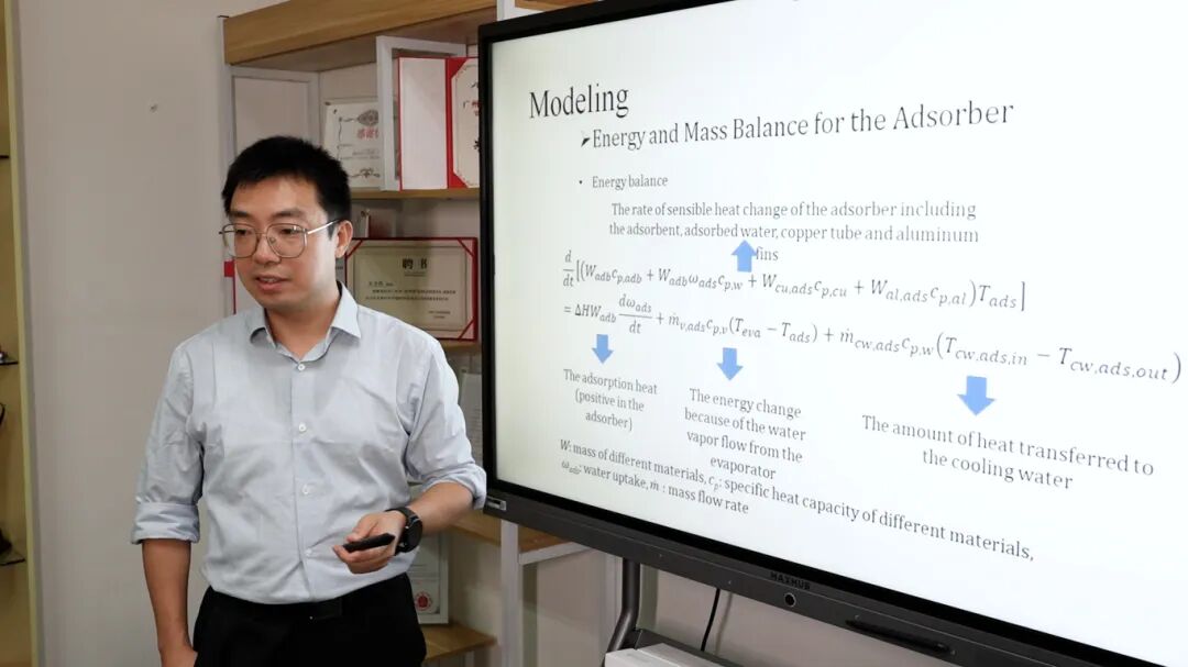 朱龙潜与同事探讨技术难题。李卓轩摄