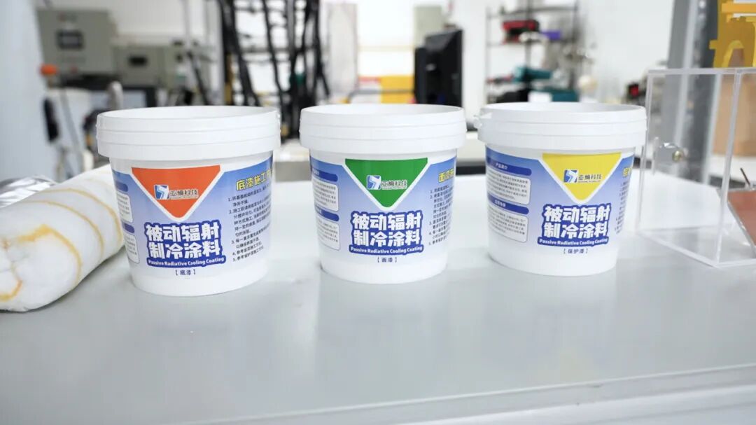 朱龙潜团队的被动辐射制冷涂料。李卓轩摄