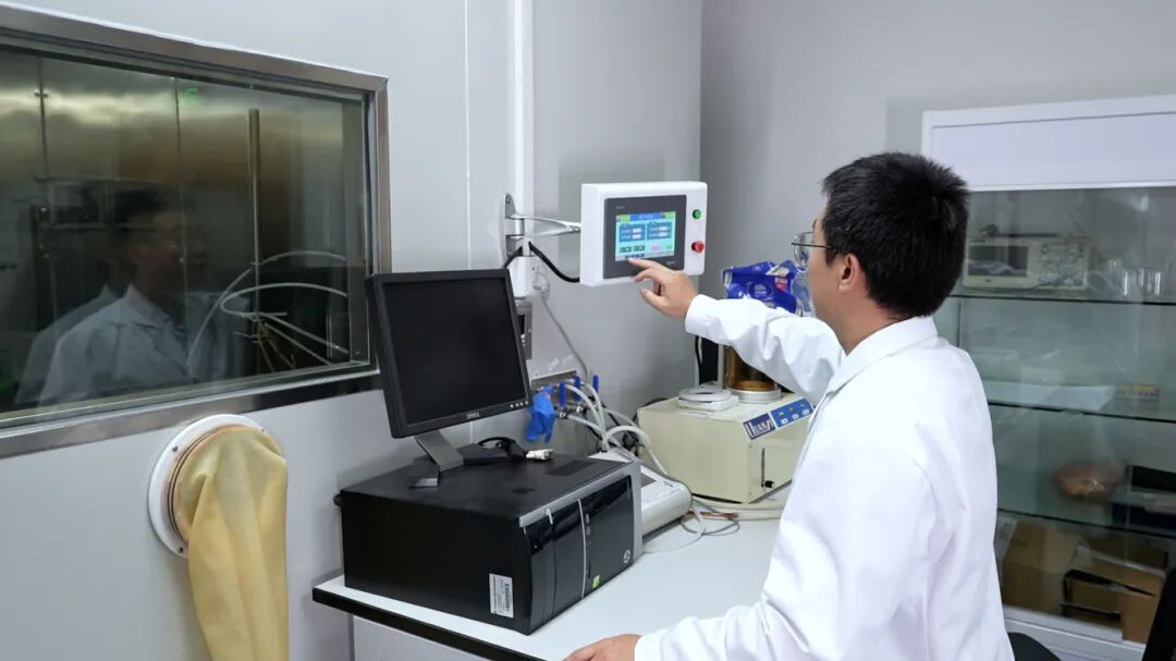 朱龙潜在调试设备。李卓轩摄