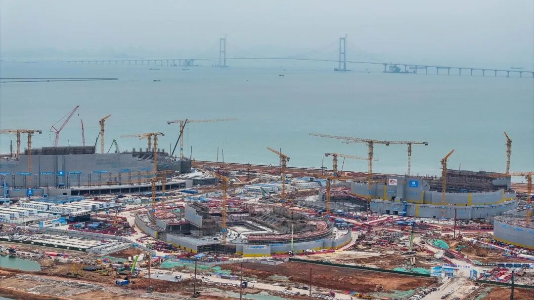 ▲南沙全民文化体育中心综合体一场两馆正在建设中，这里将是2025年第十五届全运会的新建中心场馆群。新华社记者 刘大伟 摄