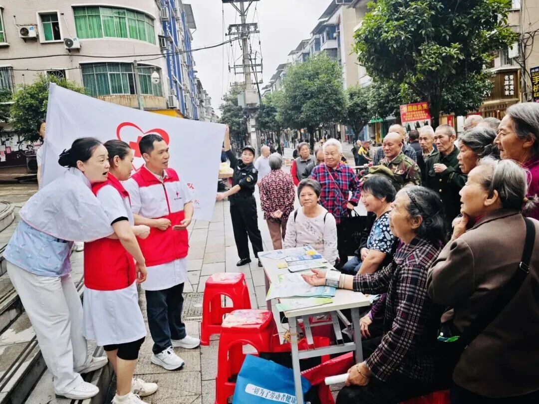 合川区赶场天“急救地摊” 把救命技能送到百姓身边.jpg