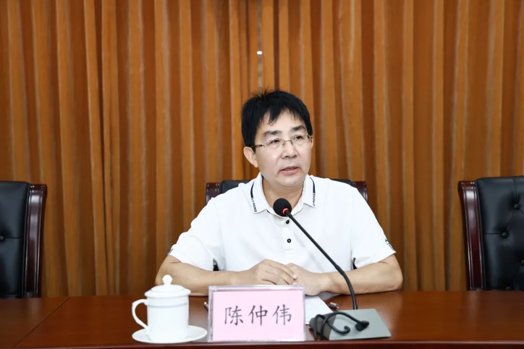 陈仲伟对学生提出殷切希望,希望他们树立坚定信念，做一个爱国、有为、感