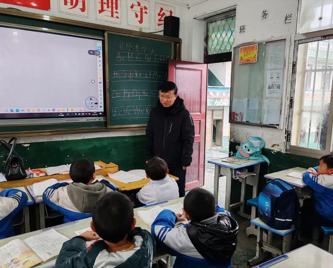 (何正芳与河溪小学师生共进营养午餐)(何正芳查看学生食堂情况)上午