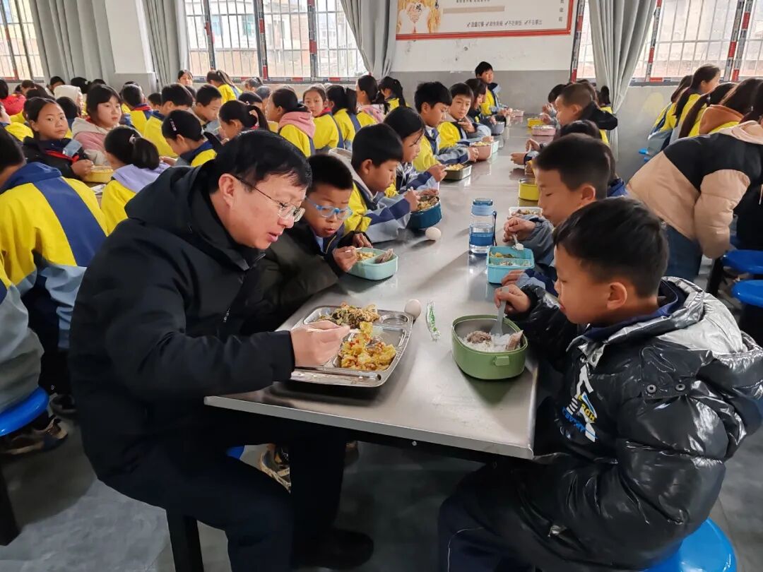 何正芳一行采取"四不两直"的方式,先后到纳雍县阳长镇丰家丫口小学