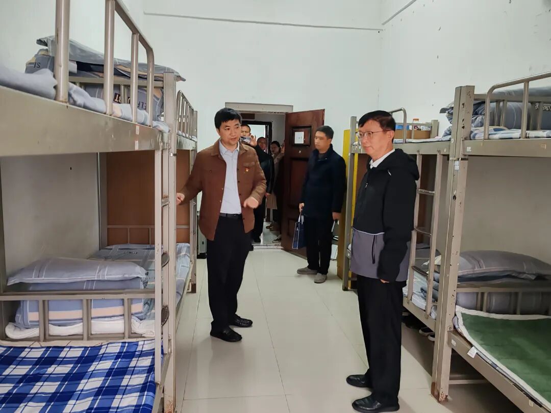 (在金沙县沙土中学查看学生宿舍)何正芳一行先后到金沙县沙土中学