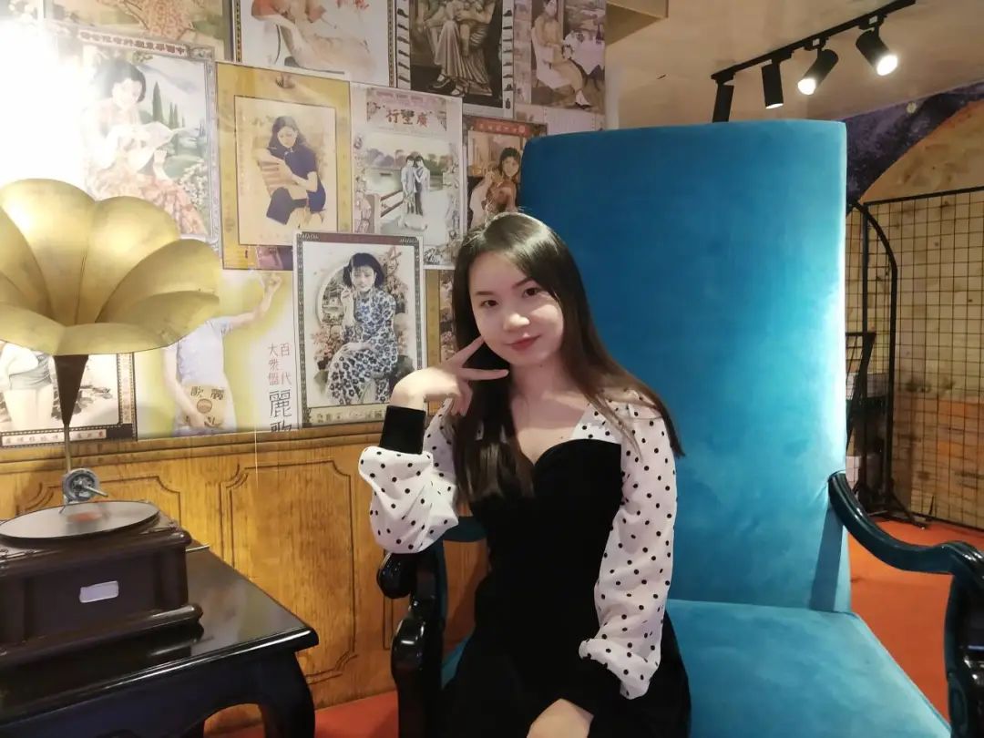 班主任：唐婷婷个人简介唐婷婷，女，广西桂林人，中共党员，广西民族大