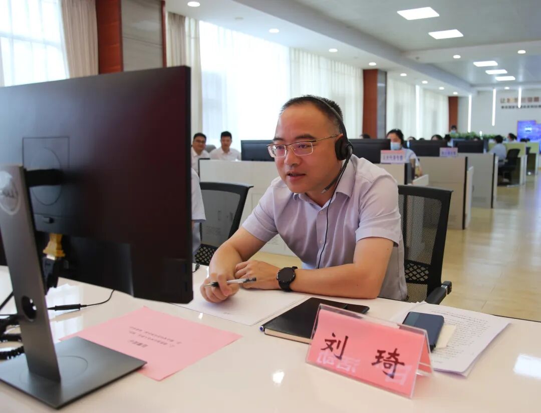 岳阳网>县区>临湘市>在2个多小时的接听过程中,刘琦认真耐心地接听每