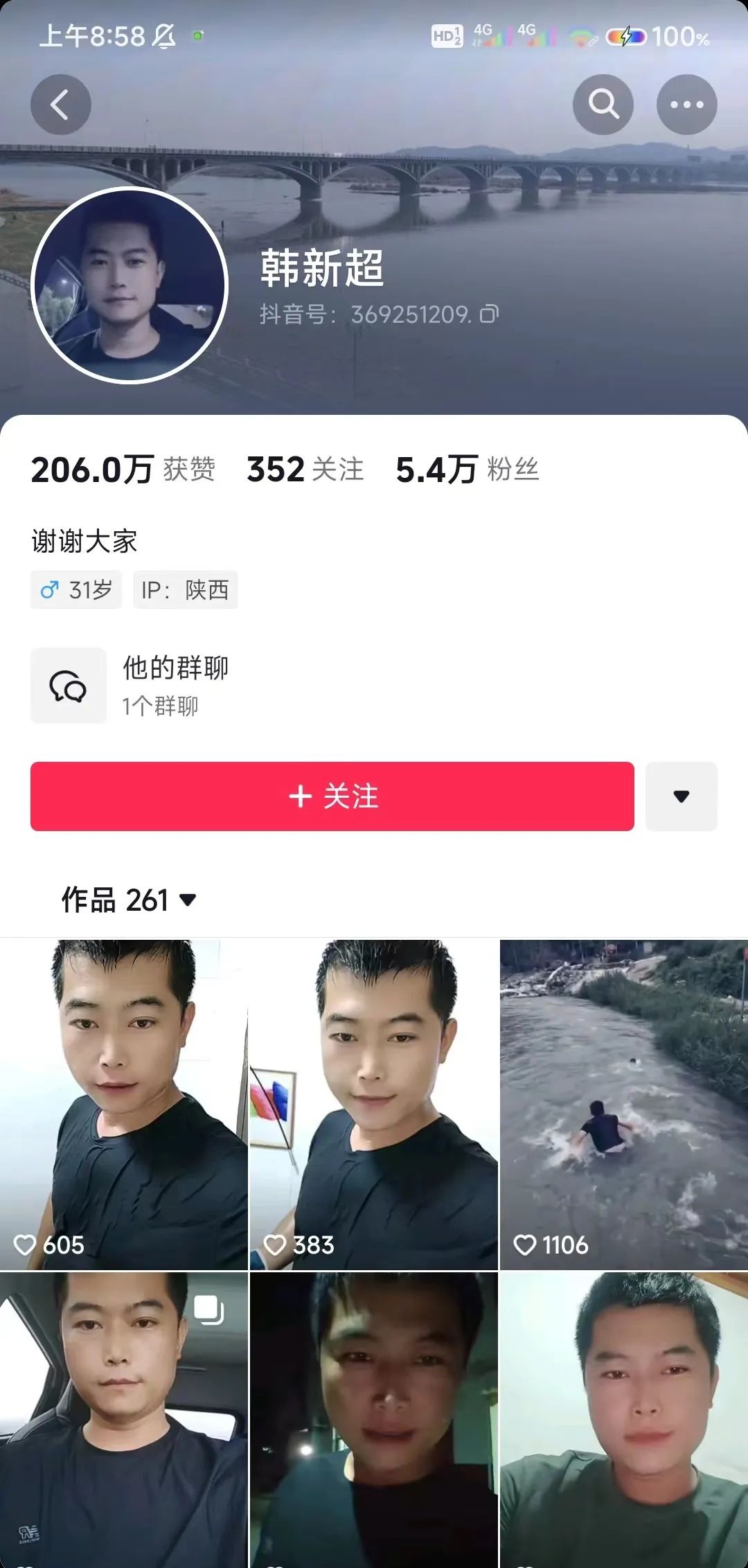 黑衣男跳水勇救落水少年