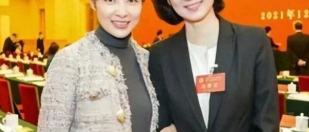 谁都不要和李修平合影,周涛就是最好的例子.这么漂亮的周涛都