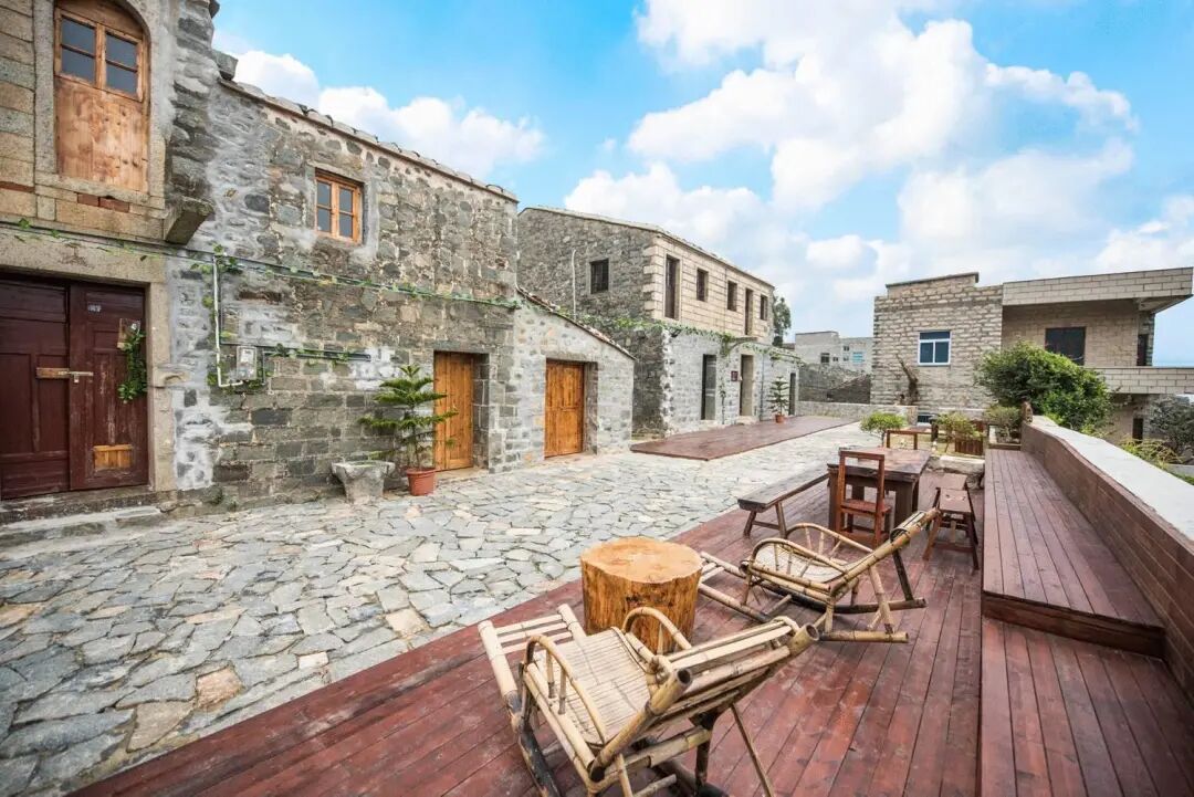 前往"中国爱情海"之称的【北港石厝民宿】,位于平潭最高峰君山东麓,背