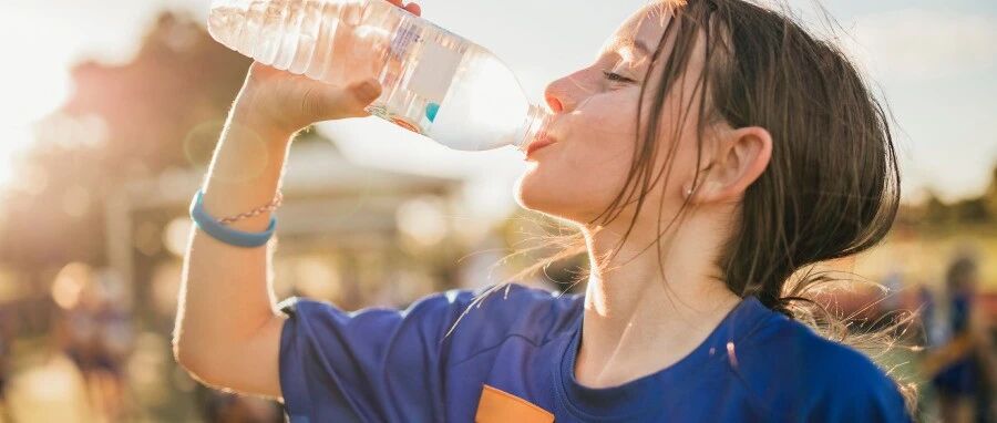 女子喝水减肥却中毒进医院 医生提醒：夏天千万别这样喝水