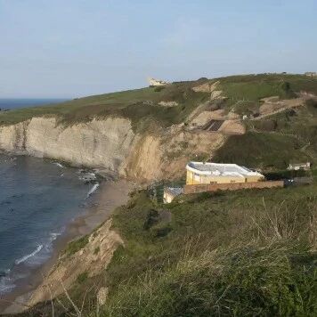 【欧浪】西班牙北部海滩惊现离奇命案 男子赤裸身亡疑点重重