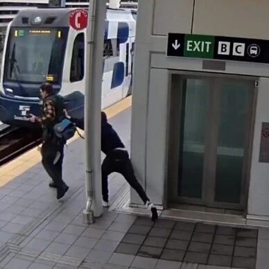 【欧浪】西雅图地铁站惊险一幕 男子试图推人下轨未遂