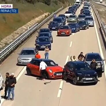 【欧浪】西班牙电视直播突遇交通事故 三车相撞所幸无人伤亡