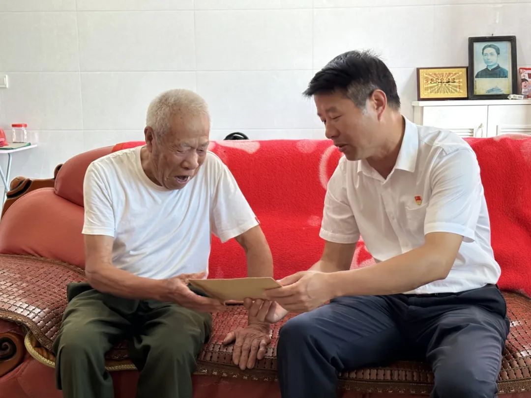 屈原管理区：向科军“七一”前夕走访慰问生活困难党员、老党员