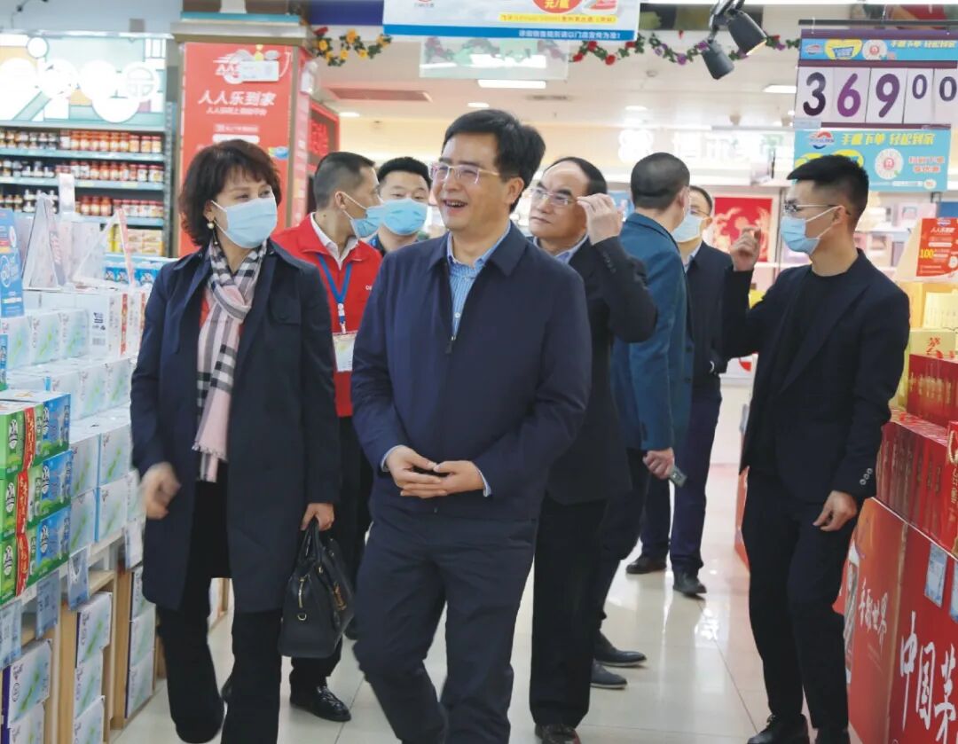 人人乐集团创始人何金明先生代表人人乐集团对高山总一行前来到人人乐