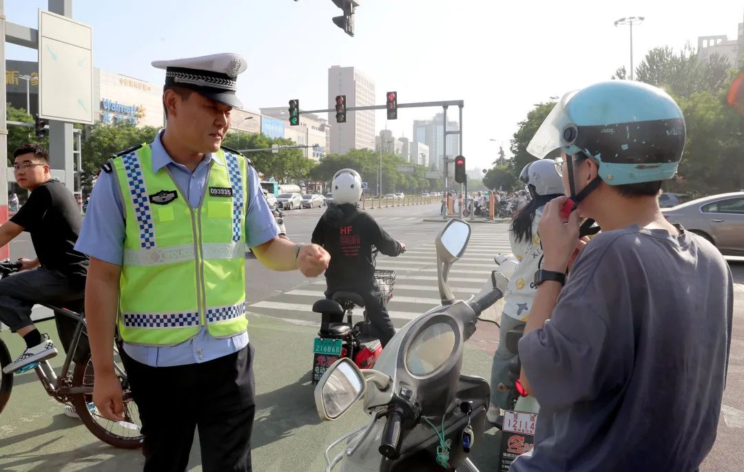 交警查不戴头盔双标