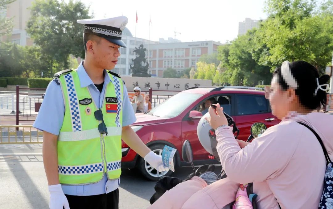 交警查不戴头盔双标