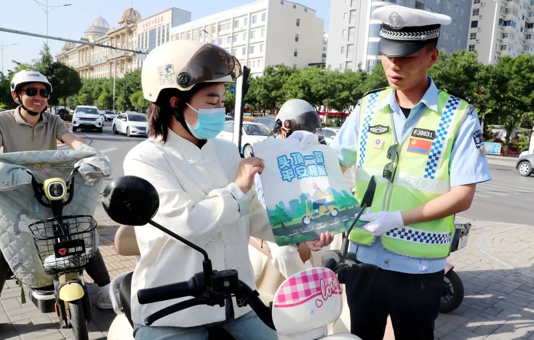 交警查不戴头盔双标