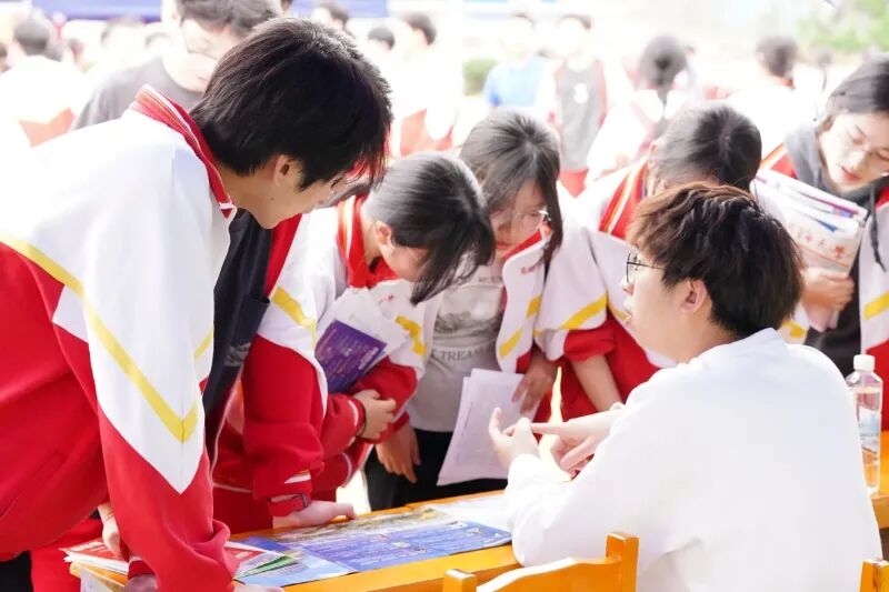贵阳市第三实验中学2025年大中衔接系列课程活动之“大学进校园”