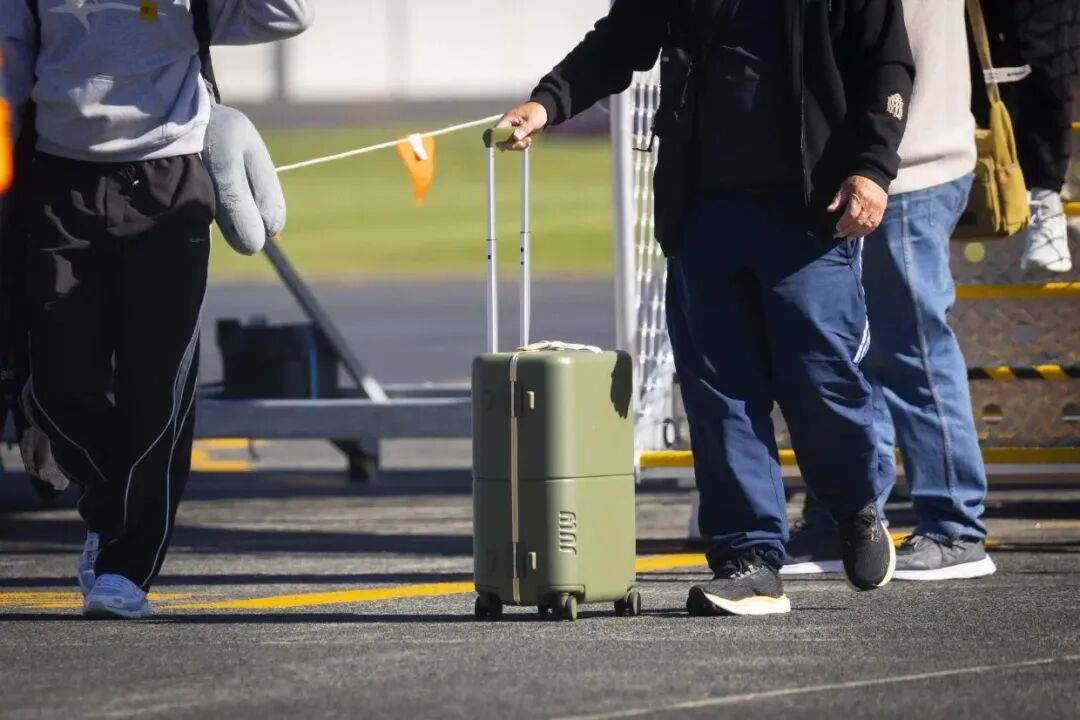 Pay for the overhead locker: Jetstar unveils new carry-on baggage rules |  Stuff