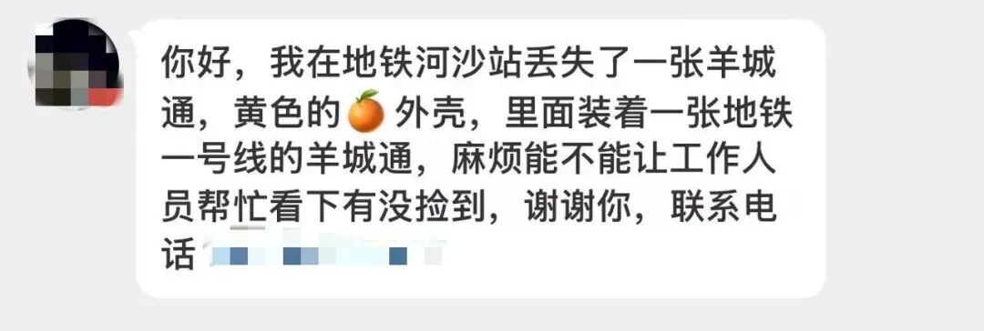 女子高铁上脱鞋 举起双脚做拉伸