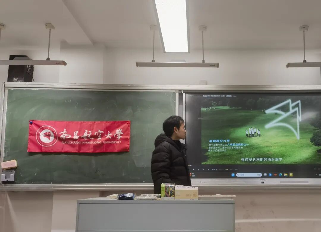向宣讲学生播放招生宣传片2.jpg