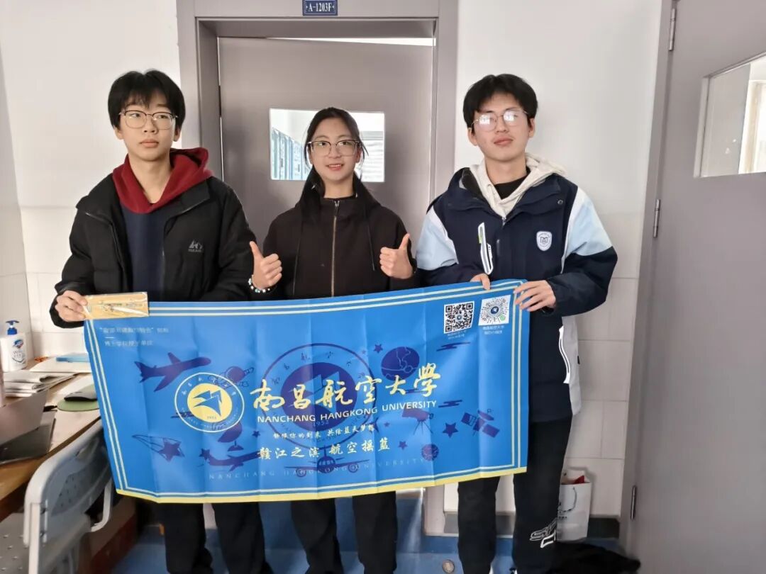 5.宣讲后高中学生代表留念（2）.jpg