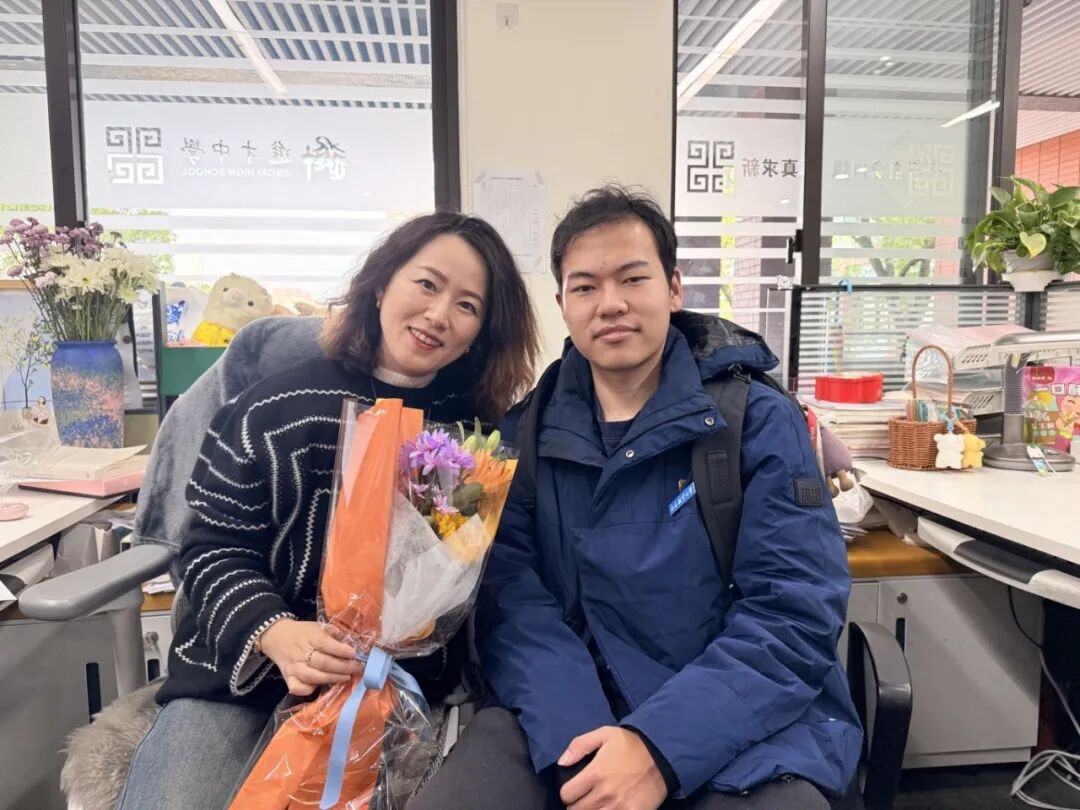 与高中母校联络老师合影留念.jpg