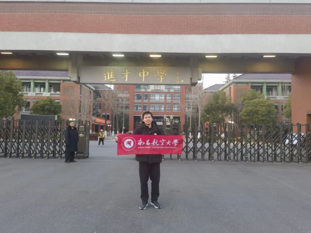 在高中母校校门前.jpg