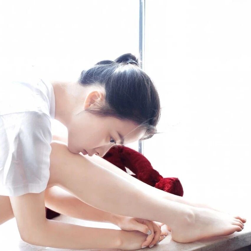 余心恬清新脱俗 可爱光脚丫