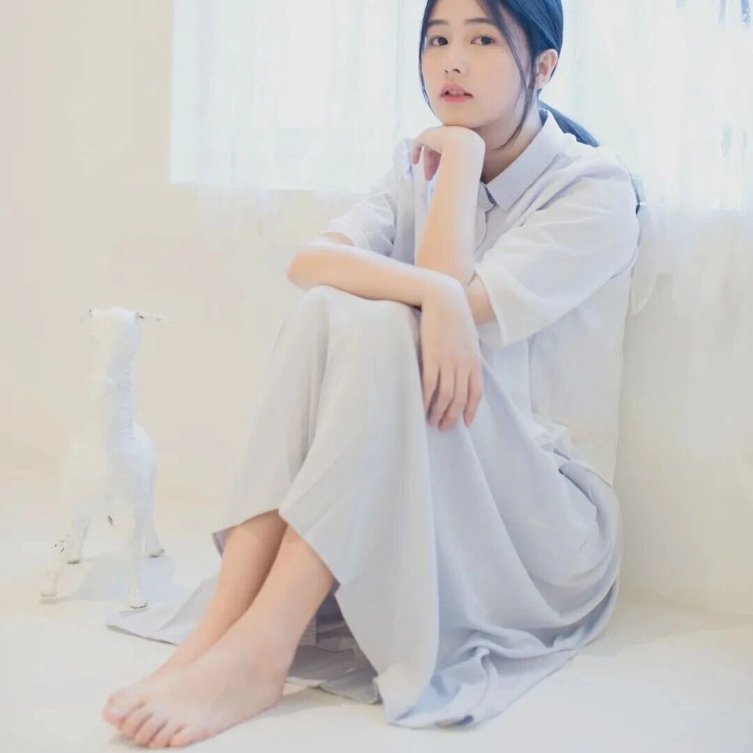 白鹿清新动人 高跟美足