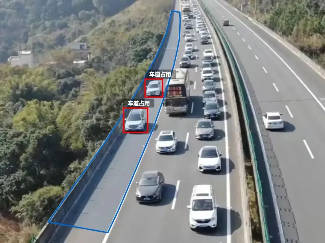 高速应急车道被占 交警把驾照全收走