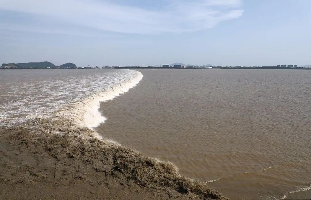 钱塘江再现鱼鳞潮