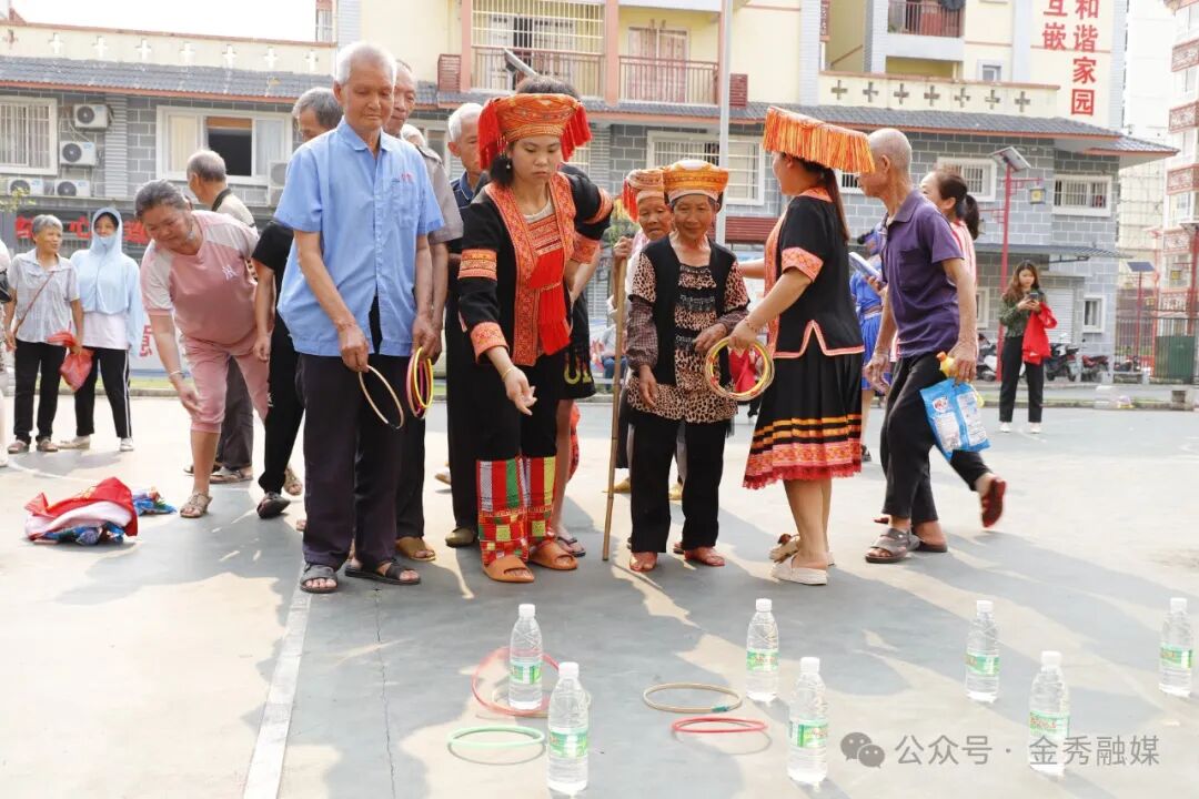 4月29日,桐木镇城南社区新时代文明实践站组织志愿者与社区群众以山歌