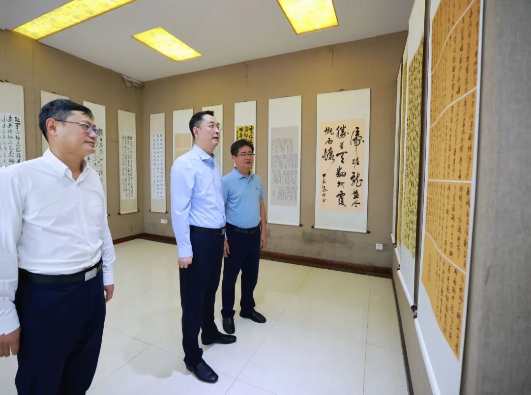 县委书记邱舰参观"礼赞新中国,奋进新时代"都昌县庆祝中华人民共和国