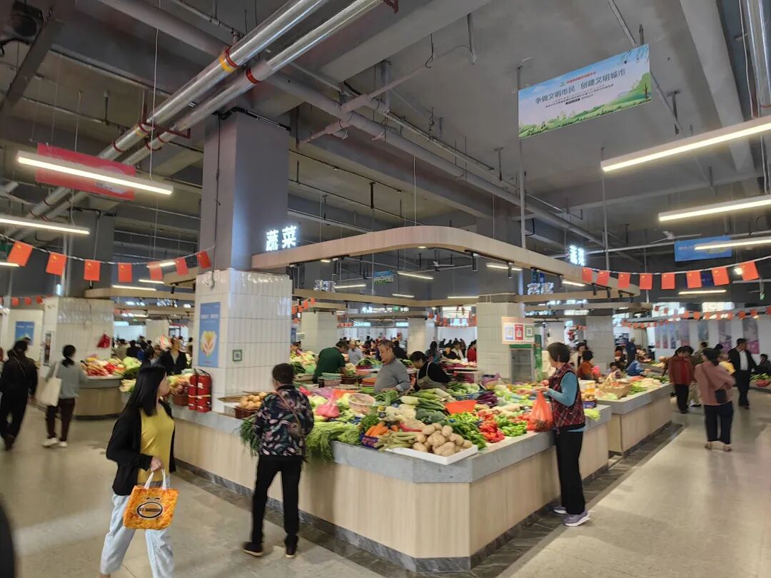 我县拱辰农贸市场改造升级完成正式投入使用